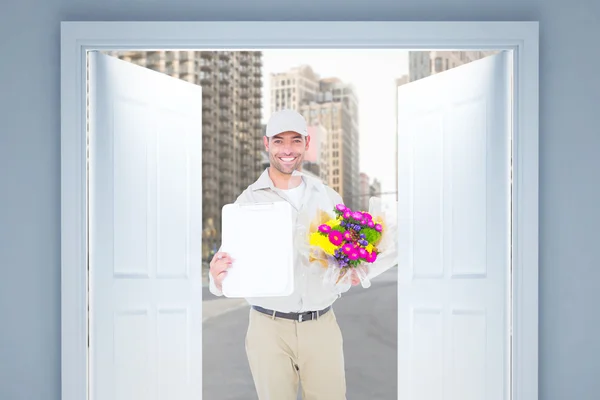 Imagen compuesta del hombre de entrega de flores mostrando portapapeles — Foto de Stock