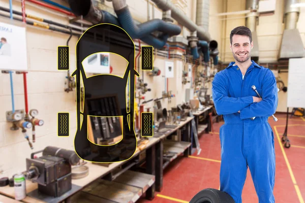 Lächelnder Mechaniker mit verschränkten Armen — Stockfoto