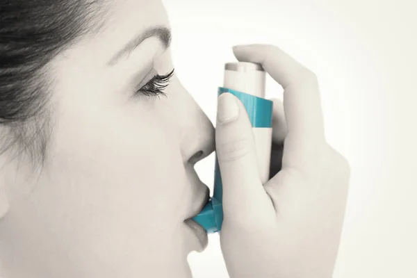 Kobieta z inhalatora astmy — Zdjęcie stockowe