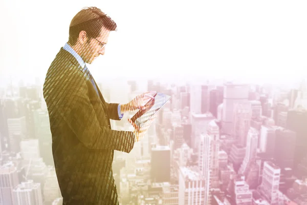 Affärsman står när du använder en TabletPC — Stockfoto