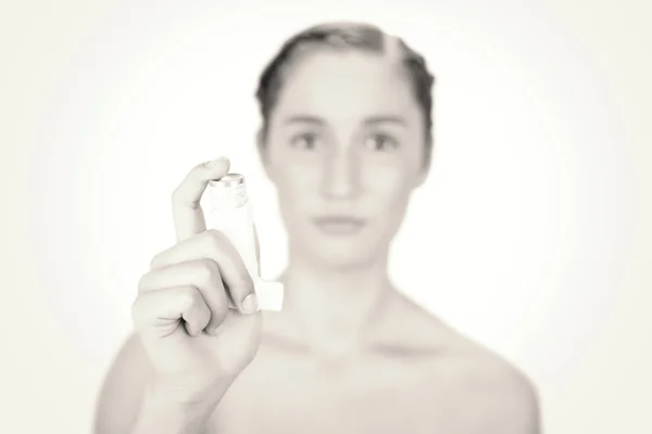 Молодая модель с атомайзером астмы — стоковое фото