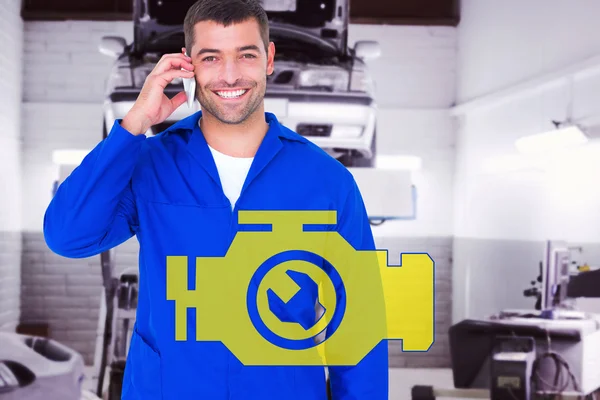Mannelijke mechanic met behulp van mobiele telefoon — Stockfoto