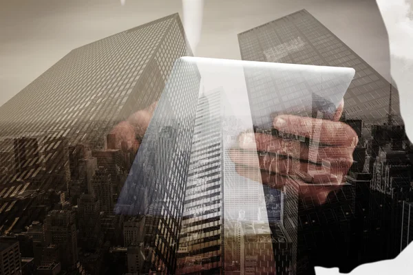 Immagine composita di uomo d'affari che scorre sul suo tablet digitale — Foto Stock