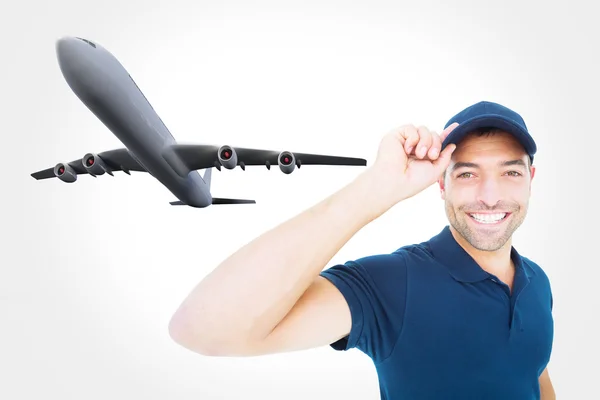 Homem de entrega sorrindo usando boné — Fotografia de Stock