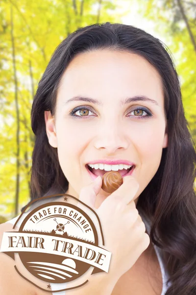 Ziemlich brünette essen schokolade bonbons — Stockfoto