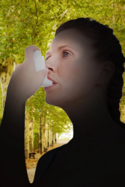 Sammensat billede af kvinde, der bruger inhalator til astma - Stock-foto