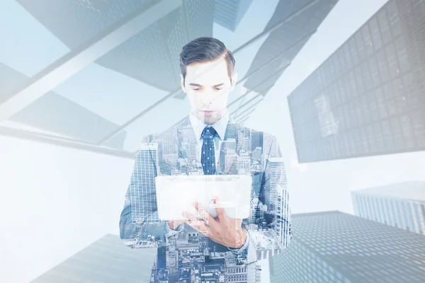 Σύνθετη εικόνα του επιχειρηματία που κατέχουν έναν υπολογιστή δισκίοタブレット コンピューターを保持しているビジネスマンの合成画像复合图像的商人拿着一台平板电脑 — 图库照片