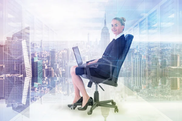 Бізнес-леді сидить на поворотному стільці — стокове фото