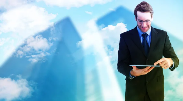 Kompositbild eines Geschäftsmannes, der während der Nutzung eines Tablet-PCs steht — Stockfoto