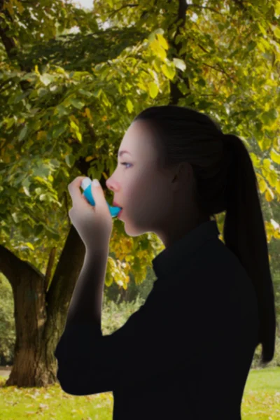 Imagen compuesta de una hermosa rubia usando un inhalador de asma — Foto de Stock