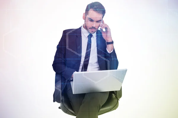 Affärsman med laptop medan ringa — Stockfoto