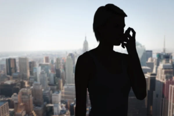 Mujer rubia tomando su inhalador — Foto de Stock