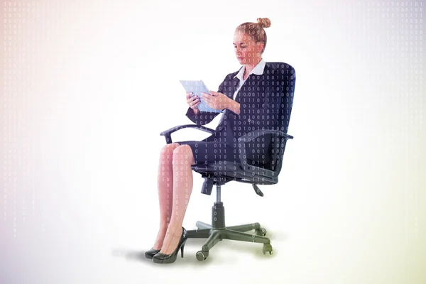 Döner sandalye üzerinde oturan iş kadını — Stok fotoğraf