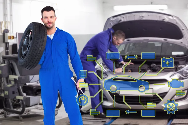 Mechaniker hält Reifen — Stockfoto