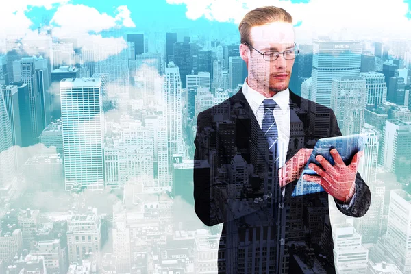 Samengestelde afbeelding van kijkende zakenman gebruiken, tablet pc — Stockfoto