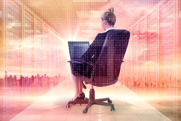 Affärskvinna som sitter på snurrfåtölj — Stockfoto
