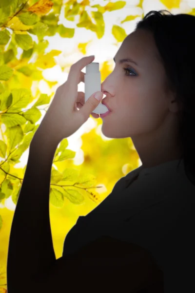 Imagen compuesta de morena asmática usando su inhalador —  Fotos de Stock