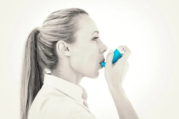 Bonita rubia usando un inhalador de asma — Foto de Stock