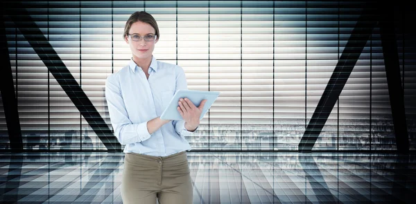 Imagen compuesta de mujer de negocios usando tableta pc — Foto de Stock