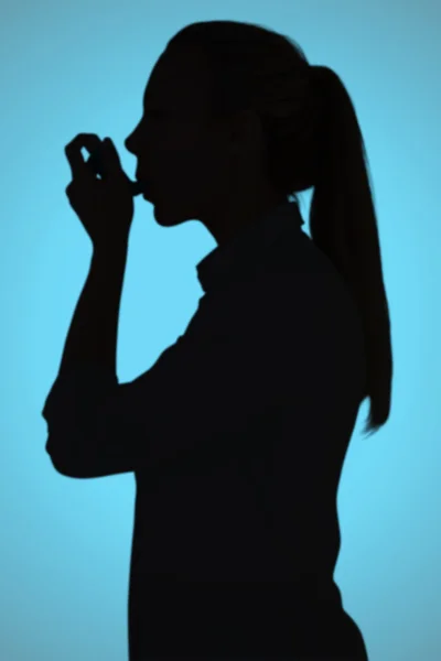 Kompositbild der schönen Blondine mit einem Asthma-Inhalator — Stockfoto