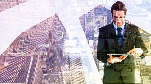 Immagine composita di uomo d'affari in piedi durante l'utilizzo di un tablet pc — Foto Stock
