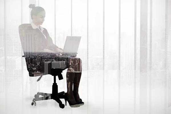 Empresária sentada na cadeira giratória com laptop — Fotografia de Stock