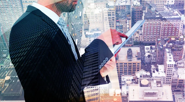 Samengestelde afbeelding van zakenman zijn tablet pc gebruiken — Stockfoto