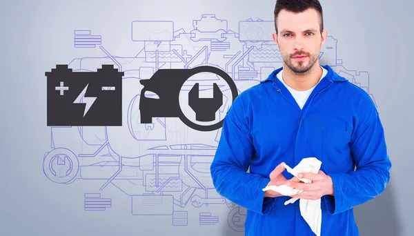 Mechanic wiping hands with cloth — Stock Photo, Image