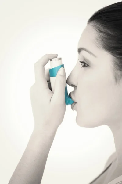 Femme utilisant l'inhalateur d'asthme — Photo