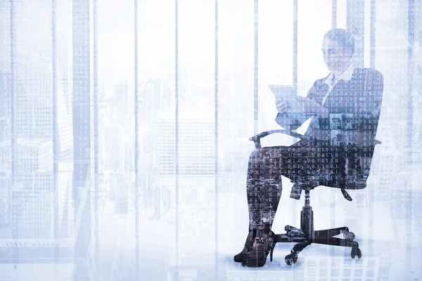 タブレットと回転椅子に座っている女性実業家 — ストック写真