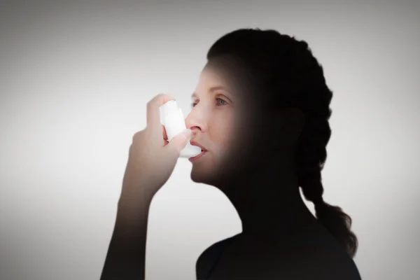 Композитное изображение женщины, использующей ингалятор для лечения астмы — стоковое фото