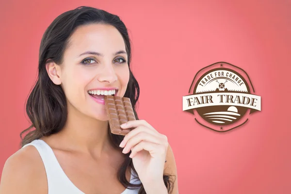 Mooie brunette eten bar van chocolade — Stockfoto