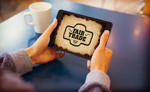 Sammansatta bilden av mannen med hjälp av TabletPC Stockfoto