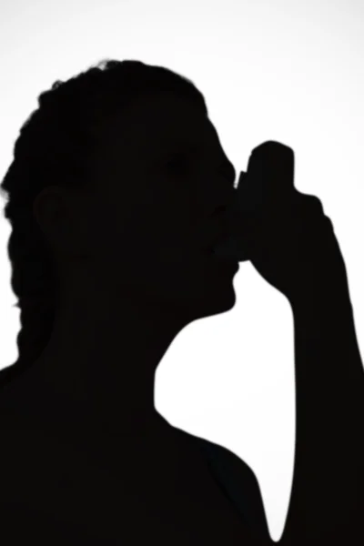 Woman using inhaler for asthma — Stock Photo, Image