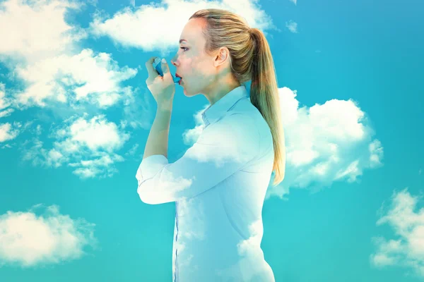 Schöne Blondine mit einem Asthma-Inhalator — Stockfoto