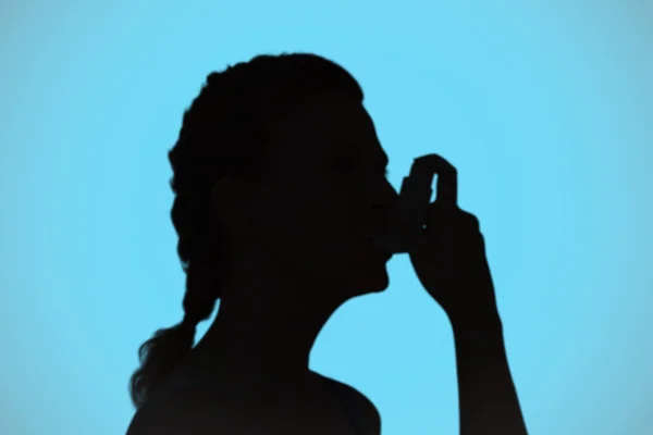 Mujer usando inhalador para el asma — Foto de Stock