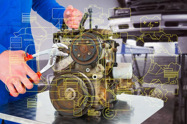 Zusammengesetzte Bild der männlichen Mechaniker Reparatur Auto Motor — Stockfoto