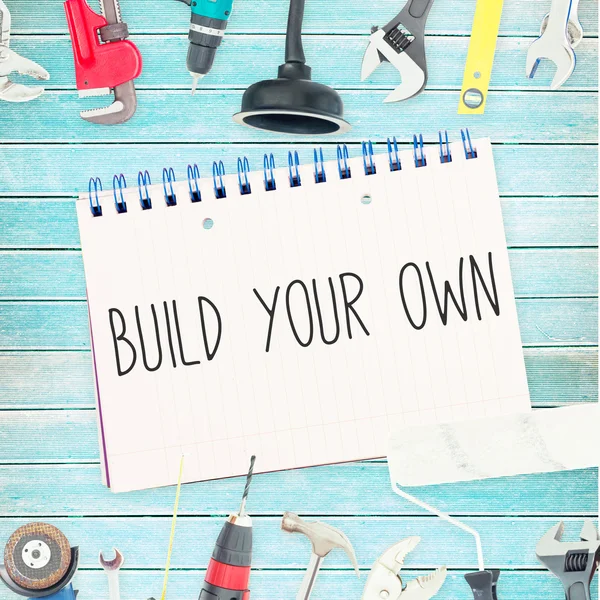 Vybudujte si vlastní nástroje a Poznámkový blok na dřevěné pozadí — Stock fotografie