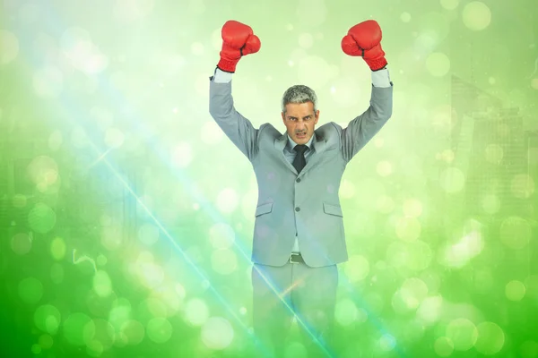 Hombre de negocios furioso posando con el boxeo rojo — Foto de Stock