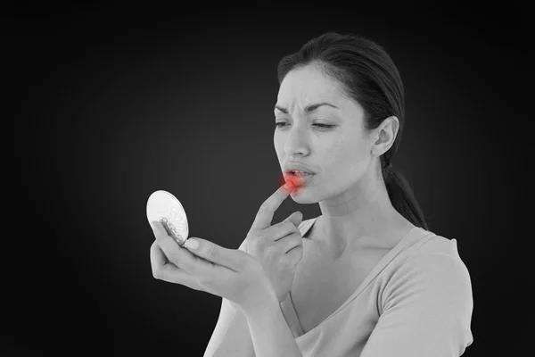 Imagen compuesta de una mujer preocupada mirando sus labios —  Fotos de Stock
