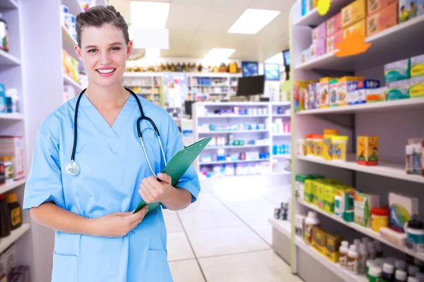 Zusammengesetztes Bild einer lächelnden Krankenschwester mit Klemmbrett — Stockfoto