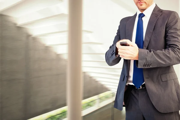 Uomo d'affari che scrive sul suo cellulare — Foto Stock