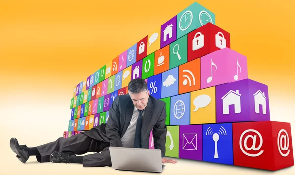 Volwassen zakenman zitten met laptop — Stockfoto