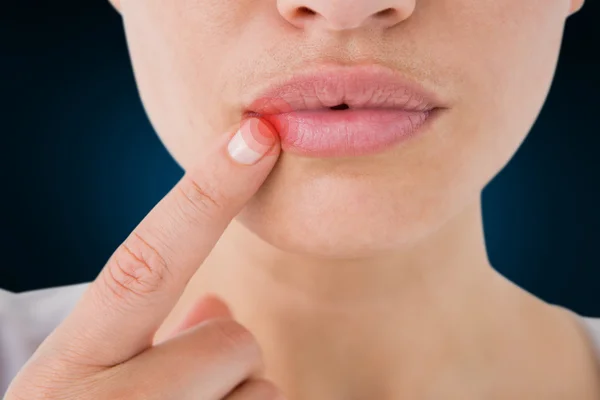 Samengestelde afbeelding van woman wijzend haar lippen — Stockfoto
