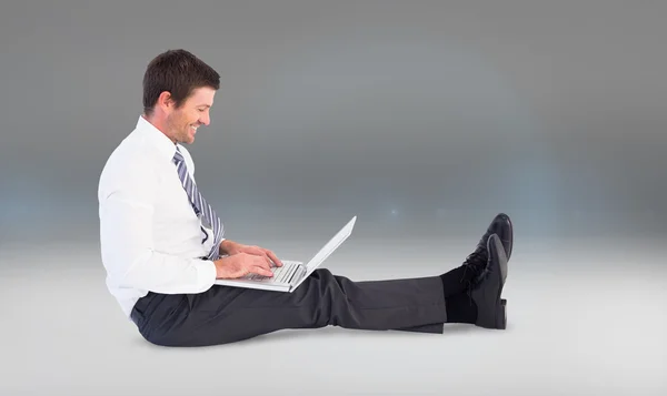 Uomo d'affari utilizzando laptop e sorridente — Foto Stock