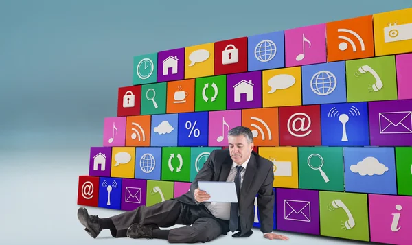 Zralé podnikatel sedí pomocí tabletu — Stock fotografie