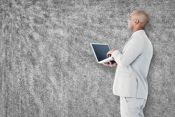 Image composite d'un homme d'affaires utilisant un ordinateur portable — Photo