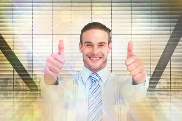 Hombre de negocios positivo sonriendo con los pulgares hacia arriba —  Fotos de Stock