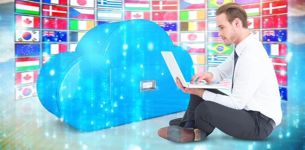 Бизнесмен, сидящий на полу с ноутбуком — стоковое фото
