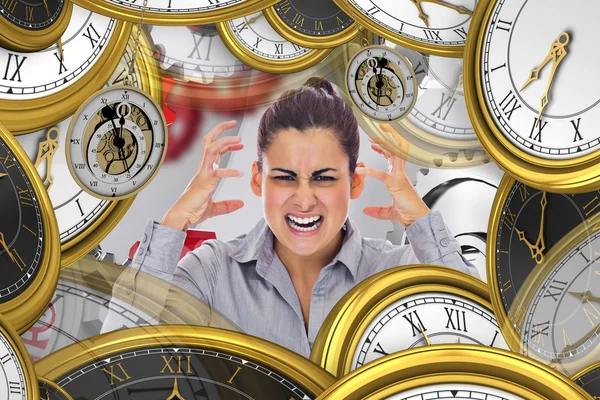 Samengestelde afbeelding van gefrustreerd zakenvrouw schreeuwen — Stockfoto